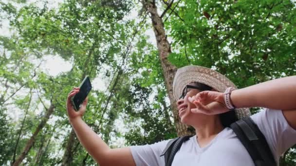 Női Utazó Szelfit Készít Egy Trópusi Erdőben Hipster Hátizsák Segítségével — Stock videók