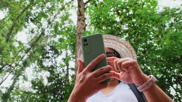 Viajera Toma Una Selfie Bosque Tropical Hipster Mujer Con Mochila — Vídeo de stock