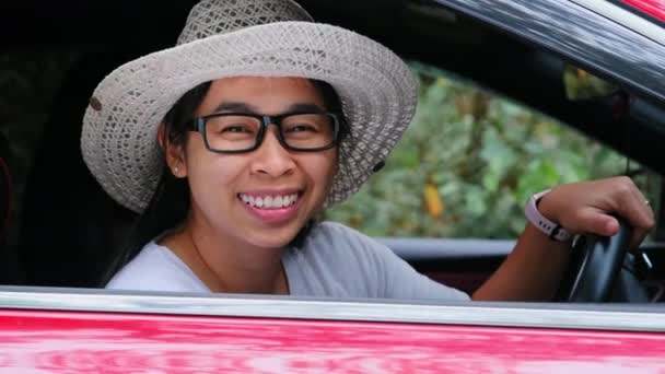 Glad Asiatisk Kvinnlig Resenär Sitter Sin Bil Och Vinkar Före — Stockvideo