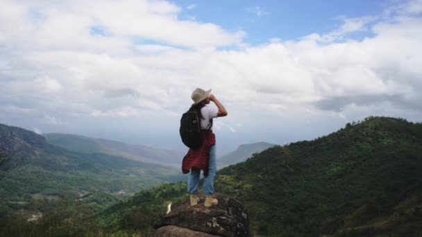 Sırt Çantalı Bayan Yürüyüşçü Dağın Tepesinde Duruyor Manzaranın Tadını Çıkarıyor — Stok video