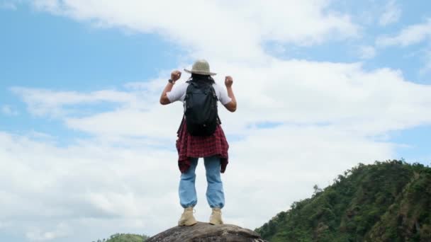 Jovem Mulher Caminhante Asiática Uma Capa Chuva Vermelha Topo Montanha — Vídeo de Stock