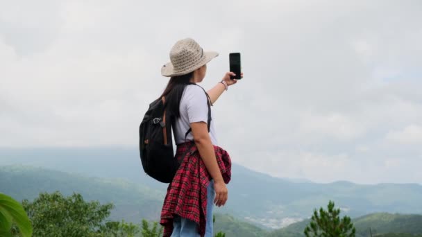 Femme Hipster Dans Chapeau Détend Dans Nature Vacances Utilise Smartphone — Video