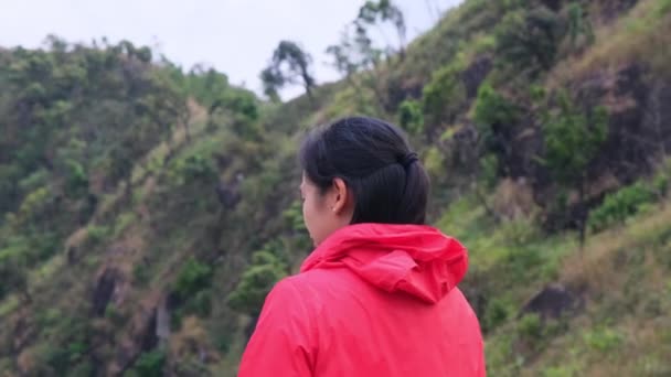 Felice Escursionista Asiatica Con Indosso Una Giacca Rossa Impermeabile Cappuccio — Video Stock