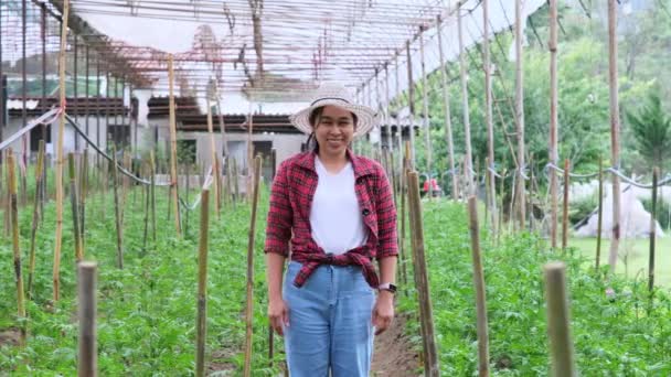 Mutlu Asyalı Bahçıvan Kadın Başparmağı Havada Bahçede Kameraya Bakıyor Çiçek — Stok video