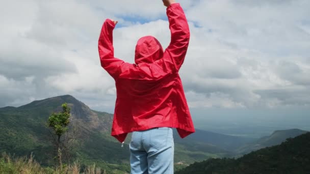 Joven Mujer Excursionista Asiática Impermeable Rojo Pie Cima Montaña Con — Vídeos de Stock
