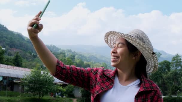 Hipster Mujer Sombrero Relajante Naturaleza Vacaciones Tomar Selfie Con Teléfono — Vídeos de Stock