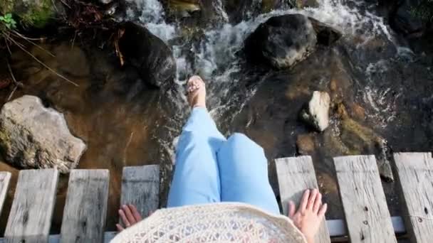 Las Piernas Mujer Jeans Sientan Colgando Las Piernas Disfrutando Naturaleza — Vídeo de stock