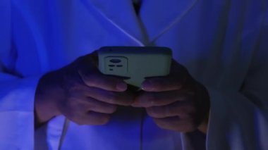 Endişeli ve korkmuş bir iş kadını akıllı telefondan kurtarma merkezini arıyor. Tehlikedeki bir kadın acil yardım hattını arıyor. Acil servis. Acil yardım.