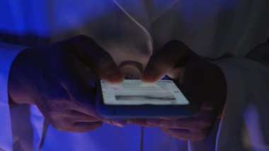 Endişeli ve korkmuş bir iş kadını akıllı telefondan kurtarma merkezini arıyor. Tehlikedeki bir kadın acil yardım hattını arıyor. Acil servis. Acil yardım.