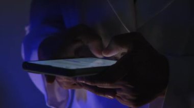 Endişeli ve korkmuş bir iş kadını akıllı telefondan kurtarma merkezini arıyor. Tehlikedeki bir kadın acil yardım hattını arıyor. Acil servis. Acil yardım.