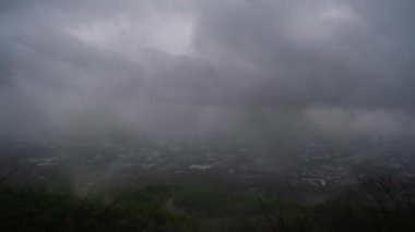 Doi Suthep 'in sabahki bakış açısında bulutlu gökyüzü ve yağmur fırtınaları var. Yağmur mevsiminde tepeden Chiang Mai şehrinin manzara manzarası.
