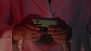 Endişeli ve korkmuş bir iş kadını akıllı telefondan kurtarma merkezini arıyor. Tehlikedeki bir kadın acil yardım hattını arıyor. Acil servis. Acil yardım.