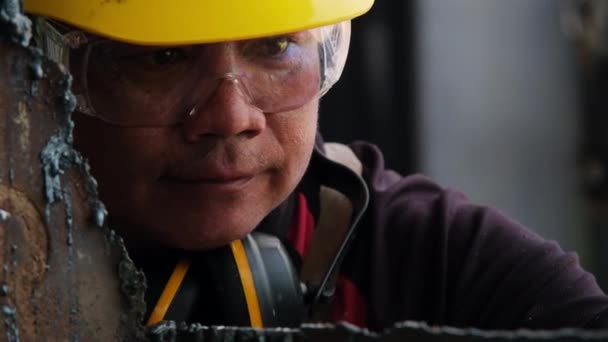 Работник Мужского Пола Защитных Очках Строительных Перчатках Проверяет Работу После — стоковое видео
