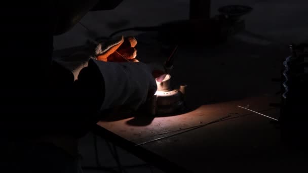 Профессиональные Мужчины Маске Перчатках Работают Домашней Мастерской Дуговой Сваркой Аргоном — стоковое видео