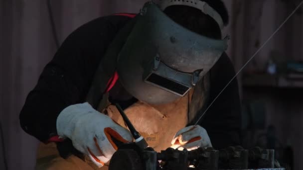 Professional Men Wearing Welding Mask Gloves Work Home Workshop Arc — ストック動画