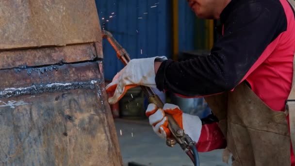 Worker Cutting Steel Gas Torch Man Cutting Steel Propane Oxygen — стоковое видео