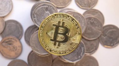 Bitcoin Crypto 'nun ortaya yerleştirildiği hareketli sikkeleri durdurun ve artan madeni para yığınlarını azaltın. Para Kaydetme ve Ekonomi Konsepti.