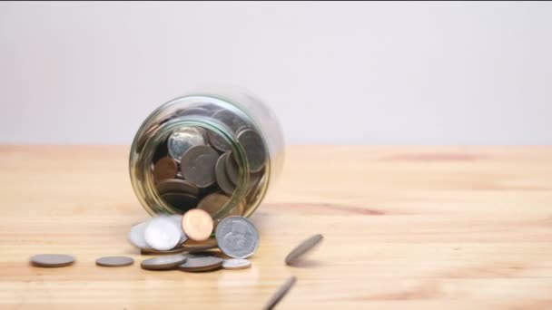 Повільному Русі Монета Вислизнула Падаючої Скляної Банки Дерев Яному Столі — стокове відео