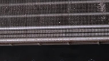 Kamera kirli klima üfleyici fan ve soğutma bobini boyunca hareket ediyor. Tozlu iç mekan klimasının üfleyicisi, yakın plan..