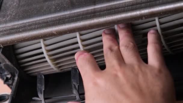 Trabalhador Limpeza Ventilador Condicionado Sujo Bobina Resfriamento Ventilador Condicionador Interior — Vídeo de Stock