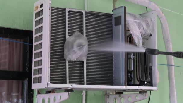 Worker Cleaning Air Conditioner Compressor Spraying Water Clean Dust Air — Stockvideo