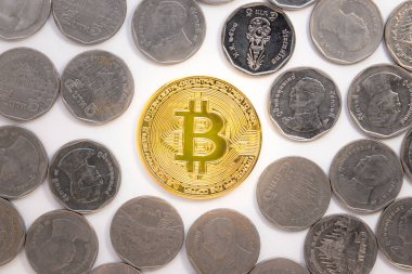 Bitcoin ortada ve beyaz bir arka planda kaybolur.