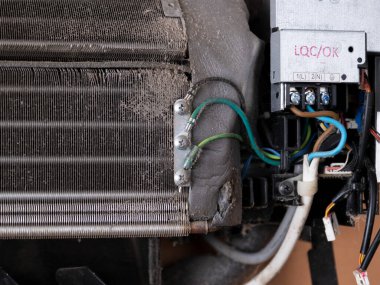 Kirli klima havalandırma vantilatörü ve sarmalı kapatın. Tozlu kapalı hava klimasının üfleyicisi..