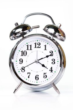 Alarm saatini beyaz arkaplanda izole et.