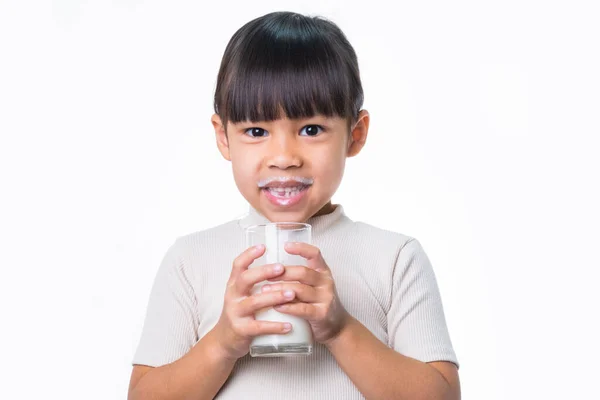 Ασιατικό Χαριτωμένο Κοριτσάκι Που Πίνει Γάλα Από Ένα Ποτήρι Λευκό — Φωτογραφία Αρχείου