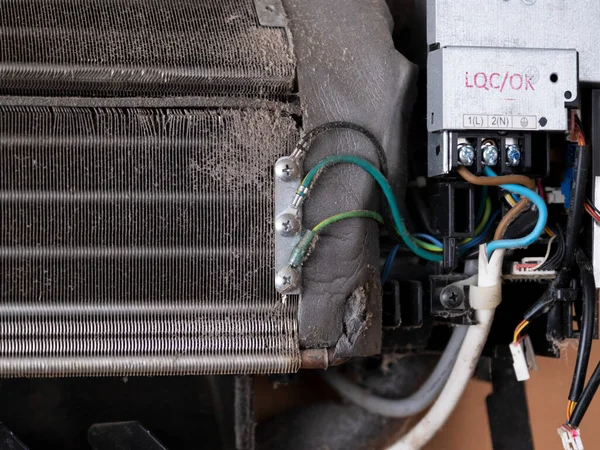 Kirli klima havalandırma vantilatörü ve sarmalı kapatın. Tozlu kapalı hava klimasının üfleyicisi..