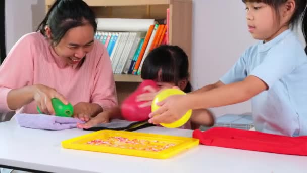 Den Lille Jenta Lærer Utfører Elektrostatiske Eksperimenter Med Ballonger Klasserommet – stockvideo