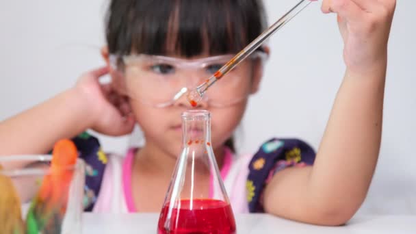Barn Lærer Utfører Vitenskapelige Eksperimenter Klasserommet Liten Jente Som Lekte – stockvideo