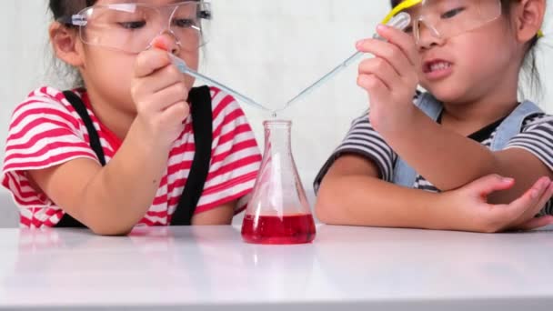 Gyerekek Tanulnak Tudományos Kísérleteket Végeznek Osztályteremben Két Kishúgom Kísérletezik Otthoni — Stock videók