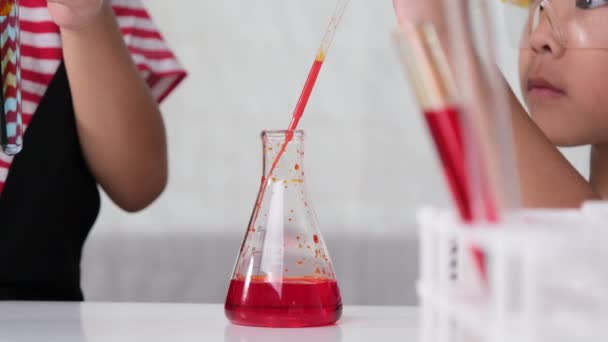 Παιδιά Μαθαίνουν Και Κάνουν Επιστημονικά Πειράματα Στην Τάξη Δύο Μικρές — Αρχείο Βίντεο