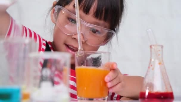 Dzieci Uczą Się Przeprowadzają Eksperymenty Naukowe Klasie Mała Dziewczynka Bawiąca — Wideo stockowe