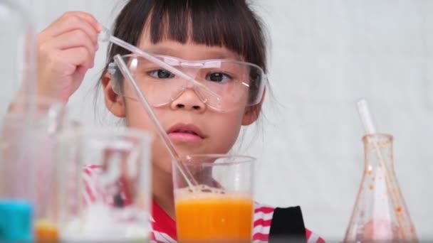 Děti Učí Provádějí Vědecké Experimenty Třídě Holčička Hrající Vědce Pro — Stock video