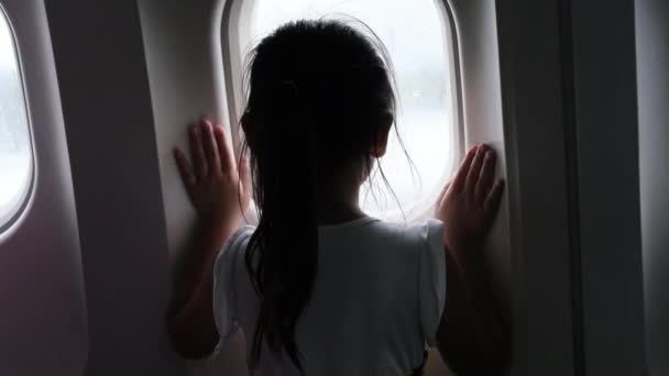 Nettes Kleines Mädchen Das Mit Dem Flugzeug Reist Kindermädchen Blickt — Stockvideo