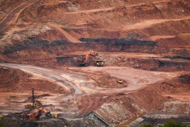 Kamyon ve kazıcıların görüntüsü linyit kömür madenlerindeki açık çukurlarda çalışıyor. Lignite Kömür Çıkarma Endüstrisi. Mae Moh Maden Parkı 'nın ünlü açık hava eğitim merkezi, Lampang, Tayland.