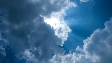 Yazın mavi gökyüzü. Mavi gökyüzü beyaz bulutlar. Beyaz bulutlar. Açık gökyüzünün doğa havası.