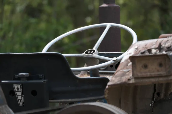 Das Lenkrad Eines Alten Traktors Aus Nächster Nähe Seitenansicht Mit — Stockfoto