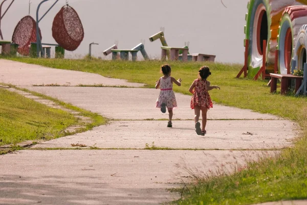 Parkta Yolda Koşan Çocukların Dikiz Manzarası Tatlı Kız Kardeş Yaz — Stok fotoğraf