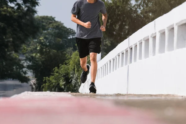 Yolda Koşan Koşucu Ayaklar Egzersiz Yapmak Için Koşuyor Sağlıklı Egzersiz — Stok fotoğraf