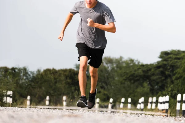 Yolda Koşan Koşucu Ayaklar Egzersiz Yapmak Için Koşuyor Sağlıklı Egzersiz — Stok fotoğraf