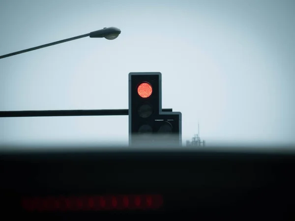 Şehir Kavşağında Kırmızı Işıkta Geçen Bir Arabanın Içinden Bak Aktarım — Stok fotoğraf