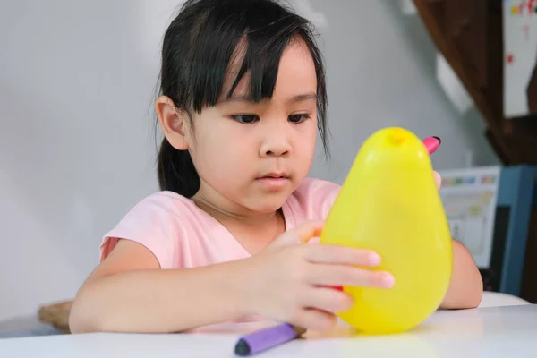Κοριτσάκι Μαθαίνει Και Κάνει Πειράματα Ηλεκτροστατικής Επιστήμης Μπαλόνια Στην Τάξη — Φωτογραφία Αρχείου