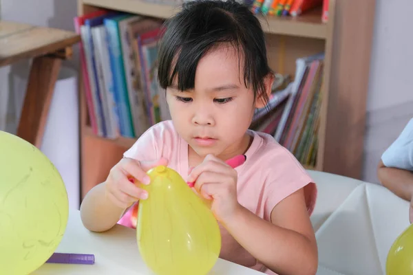 Κοριτσάκι Μαθαίνει Και Κάνει Πειράματα Ηλεκτροστατικής Επιστήμης Μπαλόνια Στην Τάξη — Φωτογραφία Αρχείου