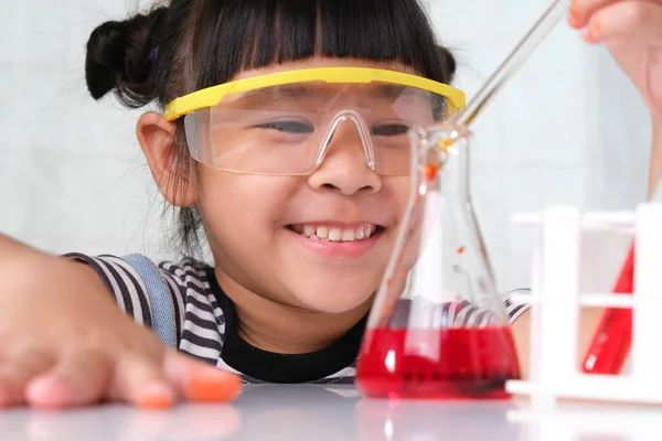 Παιδιά Μαθαίνουν Και Κάνουν Επιστημονικά Πειράματα Στην Τάξη Κοριτσάκι Που — Φωτογραφία Αρχείου