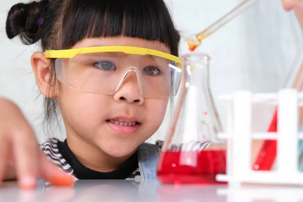 Παιδιά Μαθαίνουν Και Κάνουν Επιστημονικά Πειράματα Στην Τάξη Κοριτσάκι Που — Φωτογραφία Αρχείου