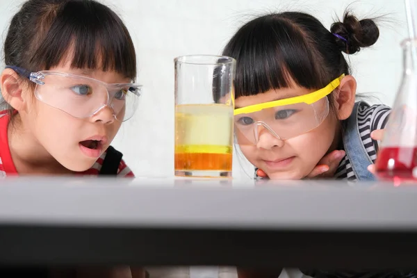 Children Learning Doing Science Experiments Classroom Two Little Sisters Playing — Stock Photo, Image