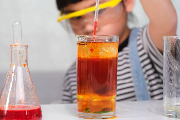 Bambini Stanno Imparando Facendo Esperimenti Scientifici Classe Ragazzina Che Gioca — Foto Stock